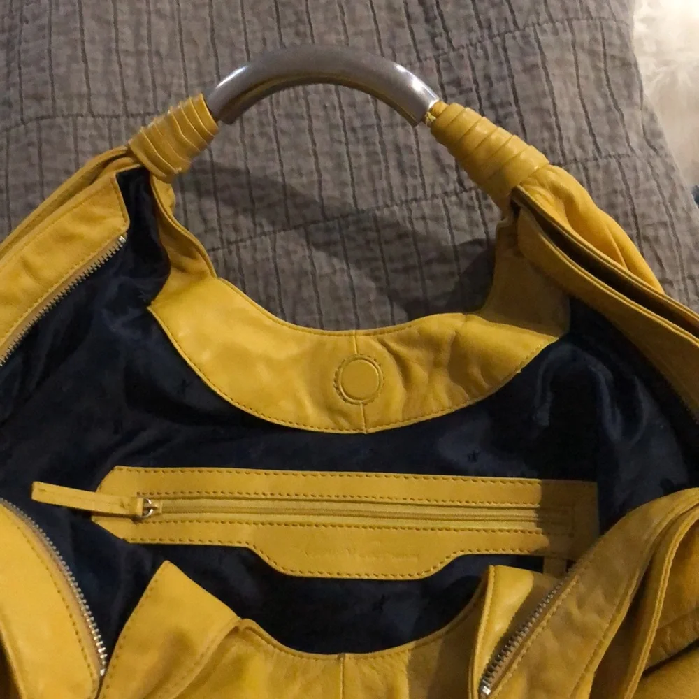 Kenneth Cole Mustard bag . - Picture 3 of 6